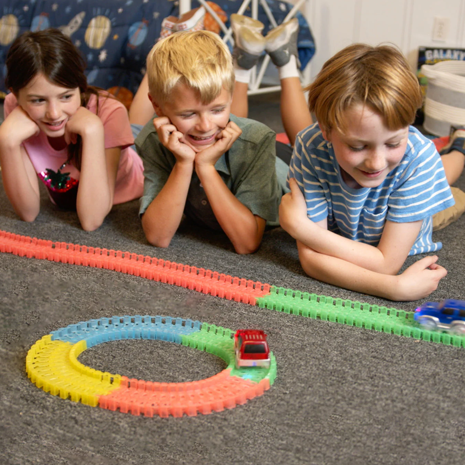 Conjunto de Pista de Corrida Brilha no Escuro Galaxy Flex Track – 220 Peças com Carro de Luz LED