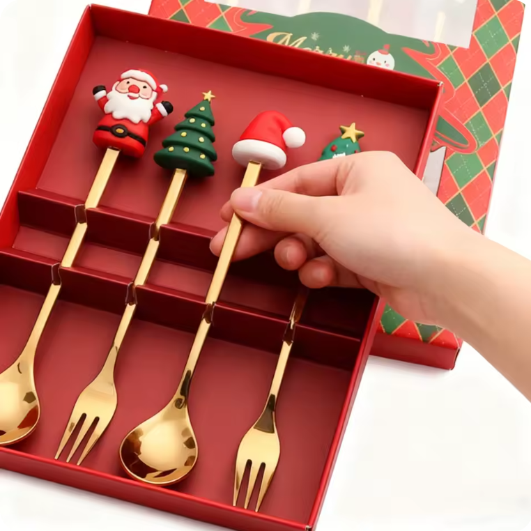 Conjunto de 4 Colheres de Natal Douradas – Colheres Festivas de Sobremesa e Café para o Natal