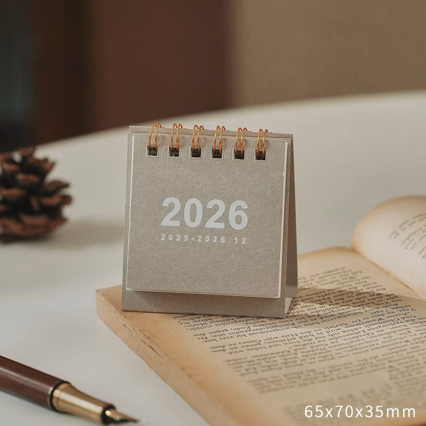 Calendario de escritorio mini sencillo 2026 – Calendario de mesa de pie compacto