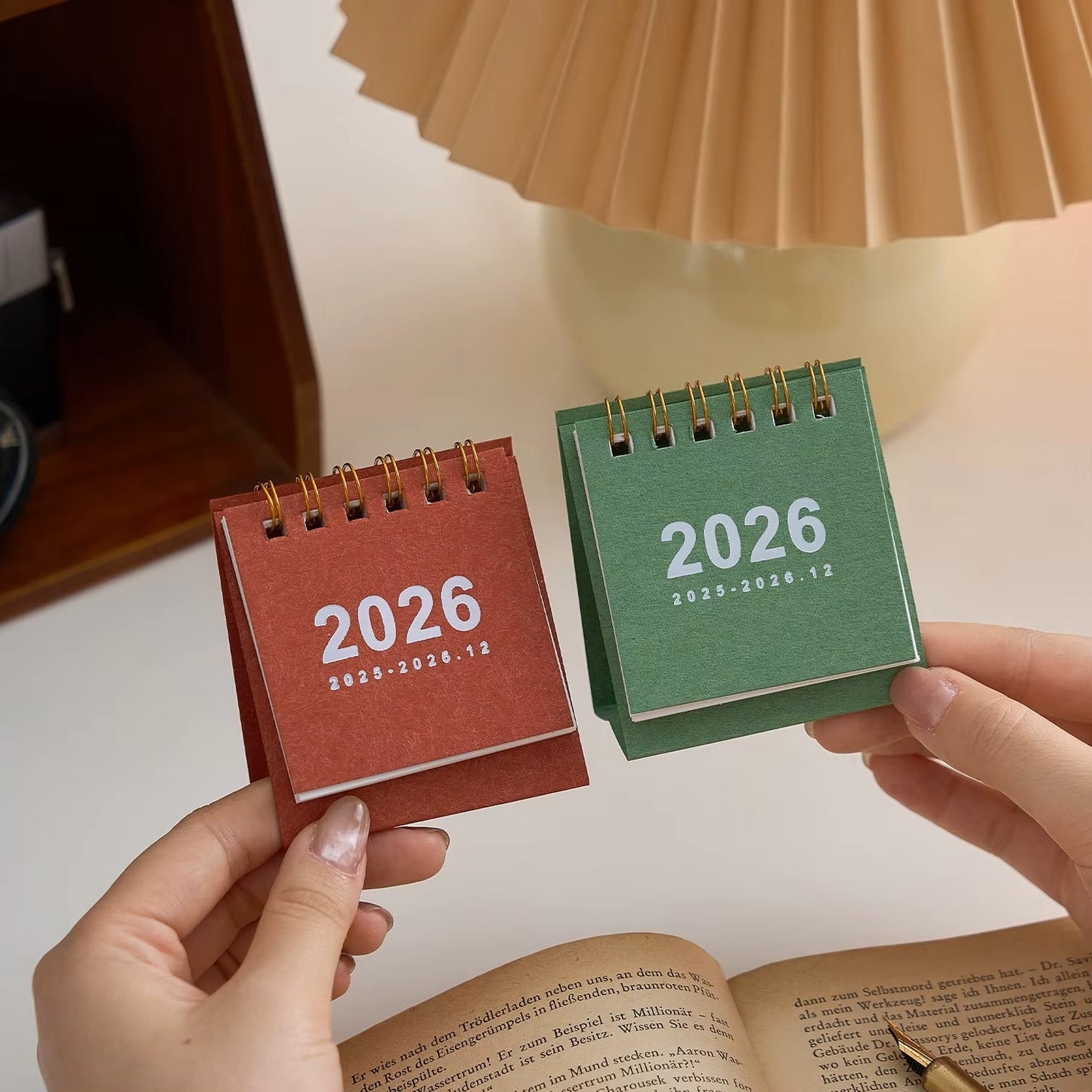 Calendario de escritorio mini sencillo 2026 – Calendario de mesa de pie compacto