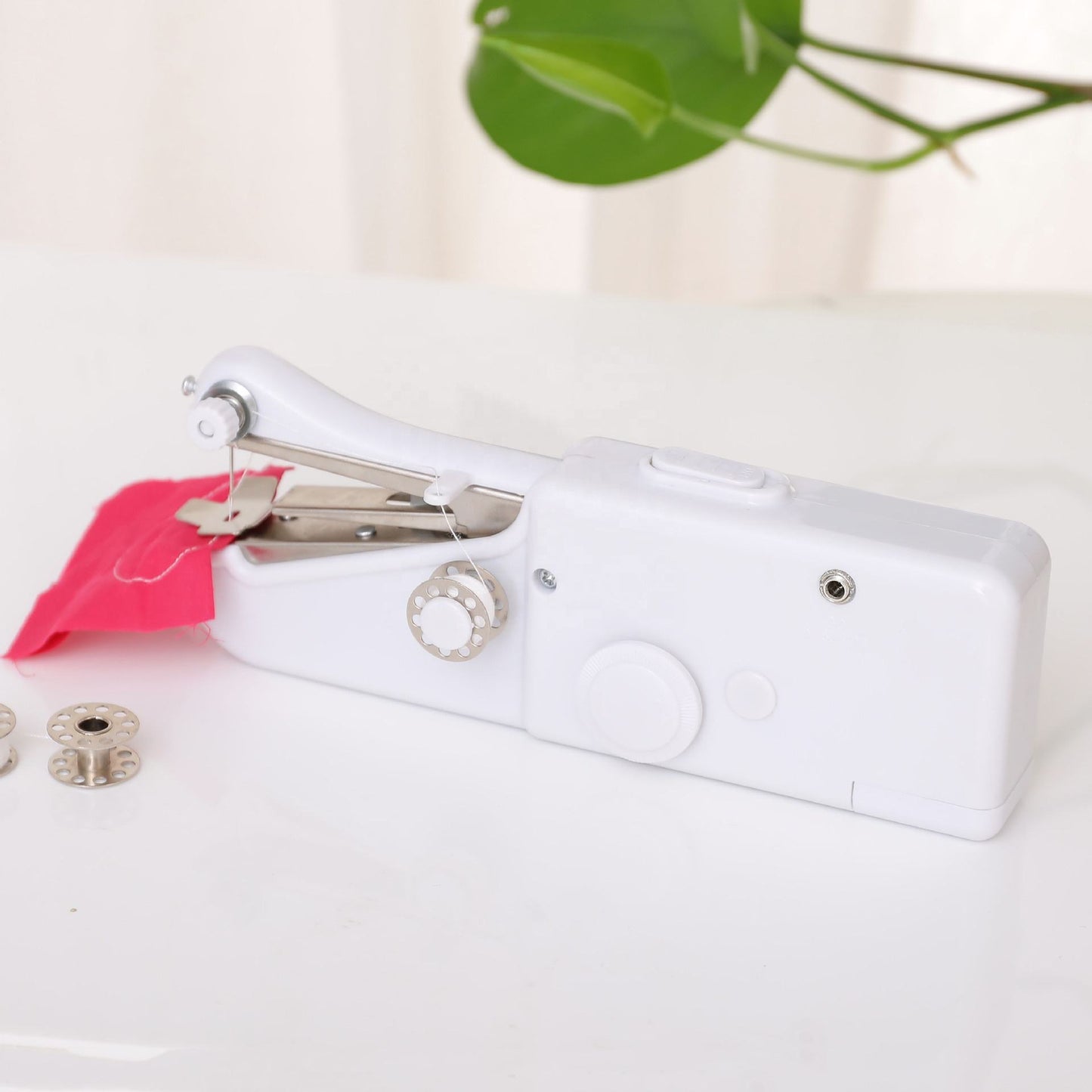 Máquina de Costura Portátil de Mão - Mini Costurador Elétrico Sem Fios para Reparações Rápidas